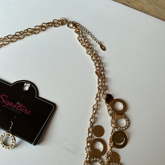 NWT! Signature Heavy gold Necklace w/Clear Rhinestones and matching earrings - Picture 6 of 6
